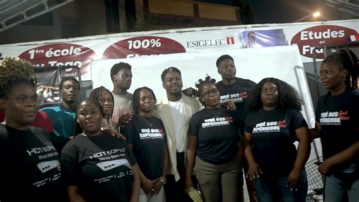 La jeunesse africaine ne manque pas de talent. Elle manque d’espaces. Elle manque d’opportunités. Elle manque parfois de déclic. Avec la Ciné Box Tour, nous avons décidé d’aller à leur rencontre. Projection. Échange. Transmission. Inspiration. Dans chaque université visitée, nous avons vu des regards s’illuminer, des questions puissantes, des ambitions assumées. Le cinéma n’est pas qu’un divertissement. C’est un outil de transformation. C’est une arme douce pour éveiller les consciences. Merci a