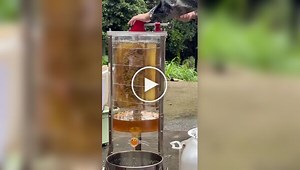 How a honey extractor works: extracting honey using centrifugal force » Nevsedoma