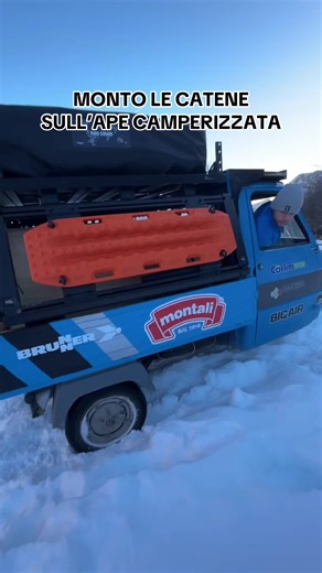 MONTO LE CATENE SULL’APE CAMPERIZZATA! Questa notte ho dormito in questo parcheggio innevato sul passo Gardena! Alla mattina, una volta sistemato tutto, l’ape non riusciva più ad andare indietro e sono rimasto bloccato! Ne ho approfittato per montare e testare le nuove catene fatto su misura per il bolide! - #catene #neve #bloccato #ape #campeggio