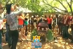 Cuando yo me muera Quiero que me paseen Por las calles de mi pueblo Donde feliz me la pasaba😥😥😥😥⚰⚰ Quiero que mis vecinos Cuando vayan pasando Pongan música bien fuerte De la que a mí me gustaba #GerardoDiazYSuGerarquia La Última Caravana #2_años_marcando_diferencia #ByGio | Impacto Bandero CDMX oficial