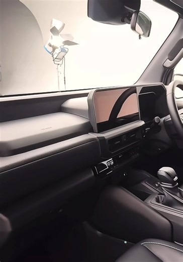 🎥【 是時尚新寵，更是藏在細節裡的打臉神器「後差速鎖 (Rear Diff-lock)」 】 這段影片看完，你被它迷住了嗎？ 大家都在敲碗這台 Land Cruiser FJ，不裝是因為它繼承了經典的俐落方正線條、那雙極具辨識度的圓燈，還有那種能完美穿梭於都會與山林的時尚車格。 但別只看它長得可愛，看懂細節的人才知道這台小LC有多狠！ 在大家關注外型的同時，我們一眼就盯住影片中的關鍵：「後差速鎖 (Rear Diff-lock)」。 🚩 為什麼有「後鎖」才是真神裝？ 現 在很多市售的豪華休旅，為了都會機能，底盤通常只配備「電子限滑」。 一般的電子限滑： 它是靠「煞車」去夾住打滑的輪子，雖然能模擬差速效果，但會大幅損耗動力。 Land Cruiser FJ 的機械後鎖： 這是真正的「硬連接」！ 當你遇到一輪懸空、完全失去抓地力時，它能強行讓兩顆後輪同步旋轉，這才是真正的脫困神器。 🚩 小而強悍的「打臉實力」 在台灣狹窄的林道與泥濘地，車身太大往往是累贅。 這台 Land Cruiser FJ 憑藉著更俐落的車身、更短的軸距，加上這套硬核的後差速鎖。那些大車進不去、過不去的坑，對這台