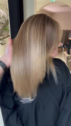 Idéal pour camoufler les cheveux blancs #salondecoiffure #hairstyle #olaplex #balayagesignature #blondie #hairtok