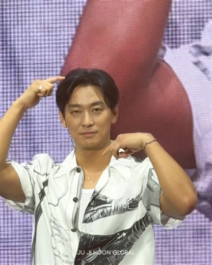[FANCAM] 📹 2025 Ju Ji Hoon Asia Tour Fanmeeting ‘JUNIVERSE’ in Taipei✨ Before the fanmeeting ended last night, Ju Ji Hoon showed different poses! He really is our big ball of sunshine! 💜🤙 #jujihoon #주지훈 | Ju Ji Hoon 주지훈 Global