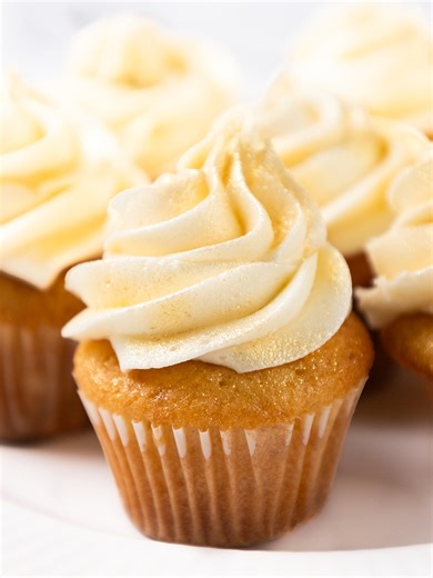 Champagne Cupcakes with Gold Sparkle ✨ Champagne Mini Cupcakes with Champagne Buttercream Yield: 24 mini cupcakes Prep Time: 25 minutes Cook Time: 12 minutes Total Time: ~45 minutes Ingredients For the Champagne Reduction: 2/3 cup champagne or sparkling wine (Brut or Extra Brut) For the Mini Cupcakes: 1¼ cups all-purpose flour 1¼ teaspoons baking powder ¼ teaspoon salt ¾ cup granulated sugar ¼ cup unsalted butter, at room temperature 2 large eggs 2 teaspoons vanilla extract ¼ cup champagne reduc