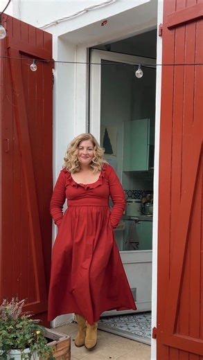 Elisabeth Gallois on Instagram: "Pas de grandes résolutions. Pas de listes impossibles. Juste l’envie de préserver ce qui compte vraiment. En 2026, que l’on sache encore s’émerveiller. Des gestes tendres. Des petits riens. De ce qui fait battre le cœur un peu plus fort, sans bruit. Parce que parfois, la plus belle ambition, c’est simplement de rester sensible au monde. Et vous là, je vous embrasse ! Elisa ❤️"