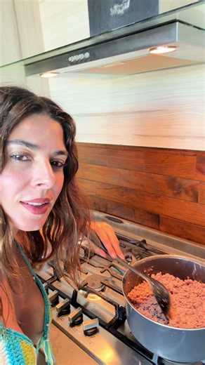 A veces la felicidad es sencilla: cocinar un picadillo como lo hacía mi mamá, llegar del mar toda despeinada, dejar los trastes para después y agradecer esta vista que lo compensa todo 🌊 ✨🫶 #cocinando #feliz #agradecida