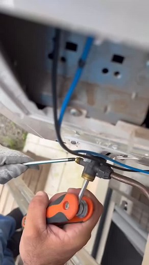 Air conditioner refrigerator Gas line on... Power on this guys installation of AC Gas line open New | 🇱​​🇪​​🇦​​🇩​​🇪​​🇷