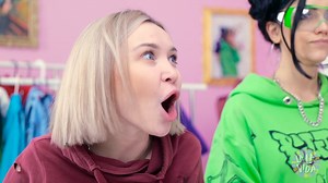 605K views · 10K reactions | POPULAR VS. NORMAL - Mi AMIGA es una ESTRELLA. ¿Cómo es SER FAMOSO? Divertido musical por La La Vida Una chica normal de la preparatoria quiere ser famosa...  Mientras que una estrella del pop quiere llevar una vida normal . ¿Qué sucedería si sus deseos se hicieran realidad un día?  | La La Vida | Facebook