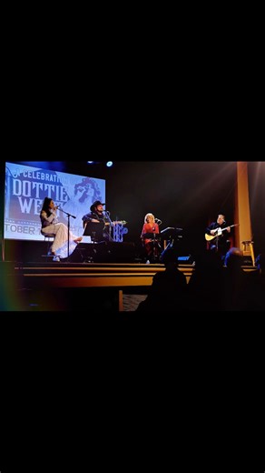 Three generations later… some songs never age 🔥🔥🔥 Lesson in Leavin’ was a hit for my grandmother Dottie West in 1980 — and she sure gave a few lessons herself. 😉💋 Live from the Dottie West Celebration at The Park Theater ❤️ #DottieWest #tessfrizzell @cma @countrymusichalloffame @nashvillemusic #frizzell | Tess Frizzell