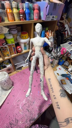 Natalie Serdepapel on Instagram: "Hace rato no hacía un real Serdepapel, he estado modo máquina con los muñecos articulados. Éste es un ser muy especial de regalo para mi bb 💝 #serdepapel #cartapesta"