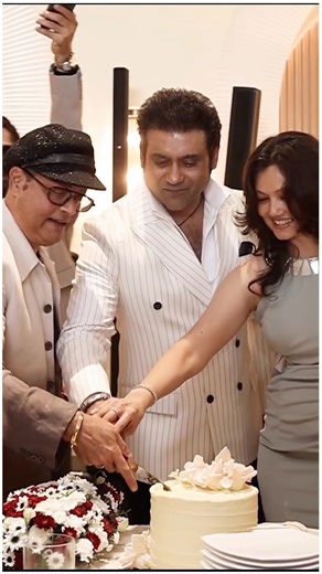 Voompla on Instagram: "Filmmaker Joe Rajan celebrates christmas along with the awards and recognition success of his short film Echoes of Us! #JoeRajan #DeepakTijori #IluliaVantur #PoojaBatra"