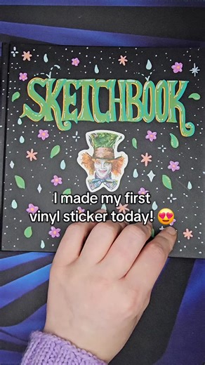 I made my very first vinyl sticker today 😍 Thanks to @aniaincolors for the help with the materials and printer choice 🤭 Go check out her stickers, they're amazing! 🥳