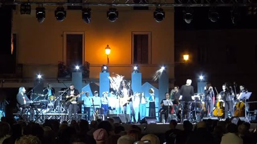 🎵 Alcuni alunni delle classi 5A e 5B della nostra Scuola Primaria (a.s. 2024-2025) hanno vissuto un’avventura speciale con le docenti Maria Rosaria Marra e Laura Moretti sul palco di “RockOpera”, insieme all’anima rock di Cristian “Cicci” Bagnoli e all’Ensemble Aric Classica diretta dal maestro Loris Ceroni 🎤 Il questo video che pubblichiamo è🎵 Alcuni alunni delle classi 5A e 5B della nostra Scuola Primaria (a.s. 2024-2025) hanno vissuto un’avventura speciale con le docenti Maria Rosaria Marr