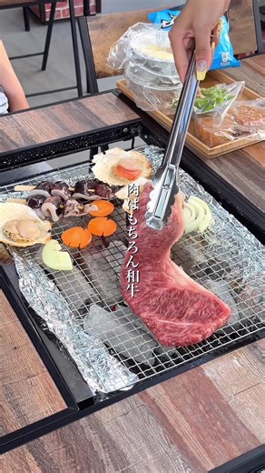 残念ながら・・都会のド真ん中にあるのにまだ知られてない全天候型BBQ 新宿駅から徒歩0分で着く「新宿flags」の屋上に手ぶらでいけるBBQ場が2026年4月24日ニューオープン！ 全天候型のテント完備で日差しや雨も気にせず過ごせるからこれからの暑い夏の季節にもピッタリ。 ここのBBQ食材は衛生面にかなり気を遣っていてお肉や野菜などはクーラーボックスに入れて持ってきてくれるし、何より全て真空パック詰めにされてて新鮮でめっちゃ美味しいから安心・安全に楽しめる！ 駅から濡れずに炭火焼きBBQが出来るなんてまさに夢のようだった。 《メニュー紹介》 カジュアルBBQセット 5500円 厚切りステーキの豪快BBQセット 6380円 和牛&海鮮の豪華BBQセット 8140円（今回注文◎） ※全ドリンク飲み放題付き 《店名》URBAN EARTH BBQ 新宿Flags店 《住所》東京都新宿区新宿３丁目３７−１ Flags 屋上 《最寄り駅》\t新宿駅 東南口より徒歩0分 《営業時間》 1部 11時30分から14時 2部 15時から17時30分 3部 18時30分から21時（L.O.20時30） 《