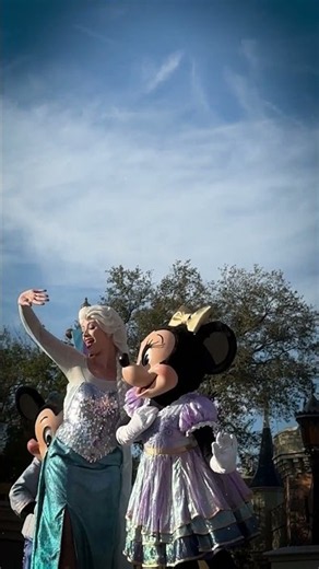The cutest Elsa & Minnie Let It Go moment 👑❄️