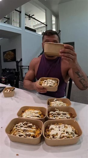 Cameron Dukes on Instagram: "340 calories 36g protein 5.5g fats 39g carbs makes 8 servings! this meal is in my cookbook Ingredients (Makes 8 servings) •4 large sweet potatoes (approx. 1200g total), cube them up • 0 calorie avocado spray for the pan 1 white onion (approx. 150g), diced • 2lb (908g) lean ground beef (96/4) •3 garlic cloves, minced • 2/4 cup (120g) tomato • 1 tsp cumin • 1 tsp paprika •1 tsp cayenne (adjust for spice level) • 1 tsp salt Garlic herb sauce • 1 cup (240g) non-fat Greek