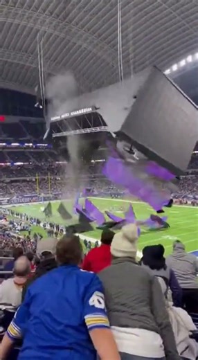 Jumbotron goes down at game 🏈