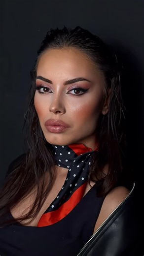 Şeyma Gümüş on Instagram: "🖤 BLACK IS A STATEMENT 🖤 Buğulu bakışlar bir trend değil, bir duruş. Net çizgiler, dokunulmaz bir güç… Siyah konuşur, stil hükmünü verir. High Fashion Makeup @makeupsumeyrausluu High Fashion Hair #keşfet #bride#makeup#beypazarı"