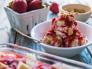 No-Churn Strawberry Cheesecake Ice Cream