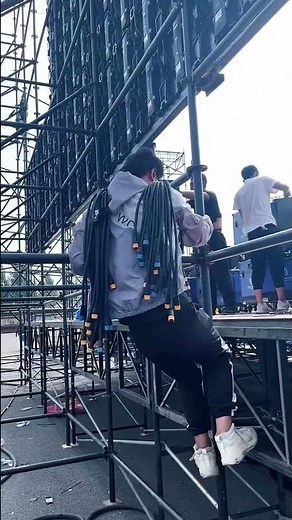 Outdoor large screen installation process