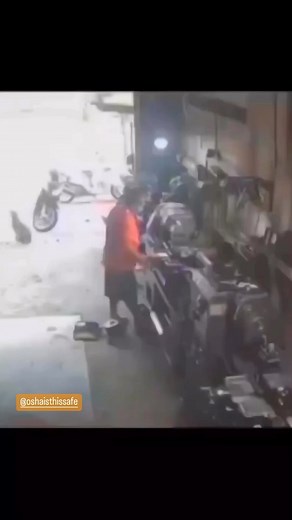 👕LOOSE CLOTHING: Do NOT Wear loose Clothing that COULD get Caught in the Moving Parts of a Machine. • #Osha #OshaIsThisSafe #Safety #SafetyFirst #Safety1st #SafetyGuy #SafetyHazard #Hazards #SafetyVideos #UnsafeAct #HSE #WorkSmarterNotHarder #NothingToSeeHere #SkillsToPayTheBills #WorkOfArt #HiredOnTheSpot #HireAPro #YouHadOneJob #HireAProNotAHoe #Construction #Construccion #Construcciones #ConstructionIndustry #ConstructionLife #ConstructionSite #ConstructionEquipment #ConstructionSafety #OilA