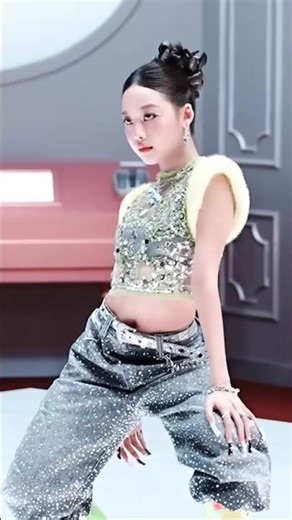 Suyeon (수연) Taking Pics in 'Super Model 'Making 📸 | VVUP #shorts #kpop #suyeon #vvup #수연 #비비업