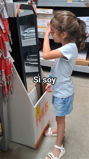 Díganme que no soy la única que tiene una mini-modelo en casa... 🤦‍♀️✨ #shorts