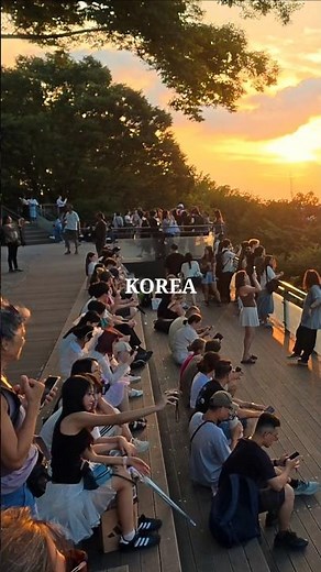 폭염, 북적이는 수많은 외국인 인파, 노을지는 로맨틱한 서울 남산타워 산책 A Cinematic Walking Tour of Seoul's Namsan Tower at Sunset