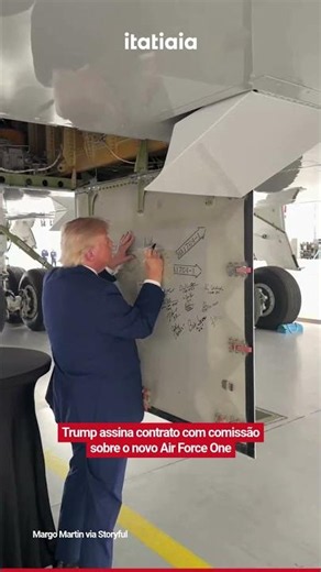 TRUMP ASSINA CONTRATO COM COMISSÃO SOBRE O NOVO AIR FORCE ONE