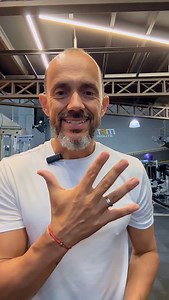 ✔️O conjunto de músculos do glúteo, formado pelo glúteo mínimo, médio e máximo, é fundamental para ajudar na melhora dos quadros de dor lombar. Por isso, no post de hoje eu sugiro 5 exercícios que vão te ajudar. Comenta🔥para receber mais exercícios. #glúteos #dorlombar #treinofuncional #herniadedisco #exercício | Cesar Silva