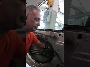 How to disassemble the window lifter of the Mini Cooper.