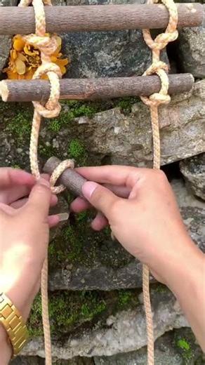 make a mini ladder to hang household materials installed in the kitchen