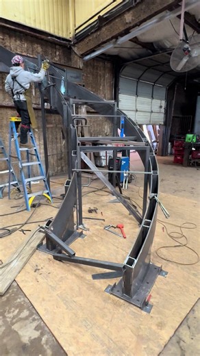 Dual stringer, dual radius, floating staircase 👷🏻🏗️ #welding #construction #custom