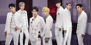 Gli IN2IT sexy modelli nell'MV di 'SnapShot'