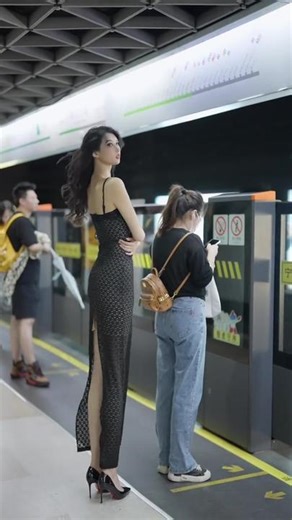 Tall model#subway#fashion