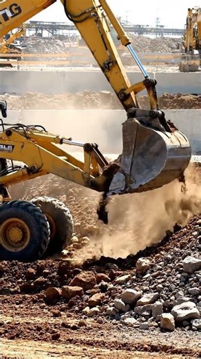 TLB is digging the ground. #tlb #excavator #grander #bolldozer