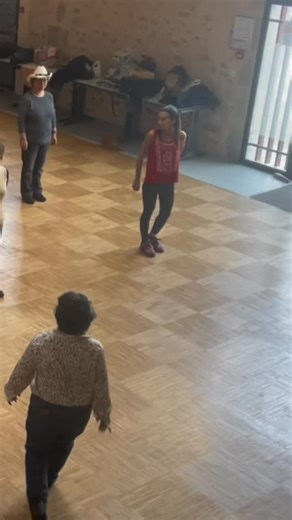 Traveling Soldier Line dance niveau débutant , 32 temps, 4 murs, 3 restarts, 2 tags. Chorégraphes : Maz Zahedi & Katie Angilletta (UK) from @honkytonkhighwaylinedancing Musique : Traveling soldier, by @codyjohnson | Lucile's Linedance