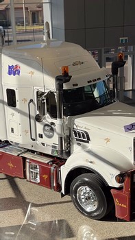 All the amazing details and features of the recent Mack Super-Liner delivered to Princess Royal Station. 🔥💪 Chris Barron Engineering Pty Ltd Royans TFI Adelaide Mack Trucks Australia | South Central Truck & Bus
