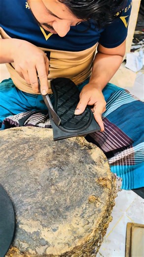 ছোট ছোট মেশিন দিয়ে জুতা কিভাবে তৈরি করা হয় দেখুন