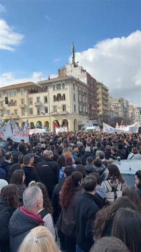 Θεσσαλονίκη Τέμπη και ένα ασθενοφόρο να περνά, οι άνθρωποι να παραμερίζουν, την ώρα ακριβώς που γινόταν ενός λεπτού σιγή… #Τεμπη #Τέμπη #πορεια #θεσσαλονικη #skg | Lambros Kazan