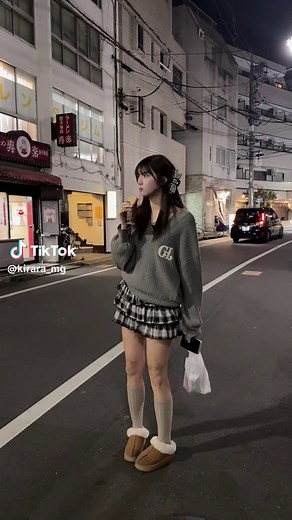 真冬に外でアイス食べるきらら @みどりかわ きらら #高身長女子 #コスプレイヤーの日常 #美脚 #癒し動画 #緑川希星