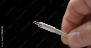 USB-C connexion cable macro rotating slow motion