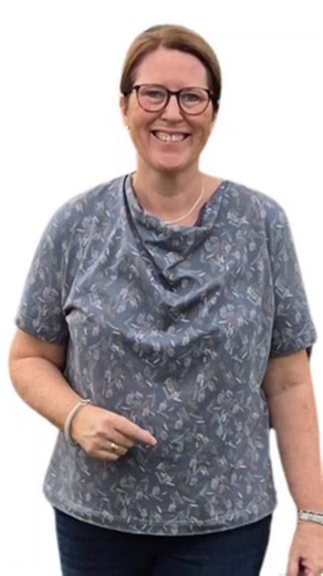 Nina Hove Myhre on Instagram: "Ååå endelig er jeg i gang med å få litt flere klær! Om du vil ha fremgangsmåten til denne genseren på melding, kommenter med "ja" under❤️ Reklame: Jeg er #pfaffambassadør for @pfaff_norge og #lutterlohcertifiedinstructor og #lutterlohnorwegianambassador for @lutterloh_patterns @lutterloh.system Jeg holder på å lage meg et lite bibliotek av basisimønstre som jeg kan bruke igjen og igjen i forskjellige stoffer. Først ut er denne genseren, jeg har allerede laget den f