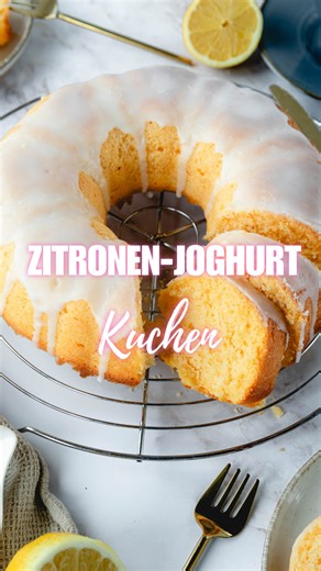 Zitronen-Joghurt-Kuchen- immer die richtige Wahl, wenn ihr einen frischen, saftigen Kuchen sucht 😍 Generell finde ich es immer super, mit Joghurt zu backen! Jeder Teig wird so super saftig und fein im Geschmack! Backt ihr auch so gerne damit? 🥰 🔸Zutaten (22er Gugelhupfform) 4 Eier 175g weiche Butter etwas mehr für die Form 175g Zucker 1 Prise Salz 2 Zitronen, ca. 75ml Saft Abrieb einer Zitrone 300g Weizenmehl Typ 405 25g Speisestärke 2 TL Backpulver 150g Joghurt Für den Zuckerguss: 100g Puder