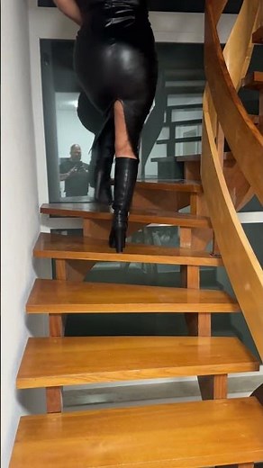 Mistress in Boots and leather skirt