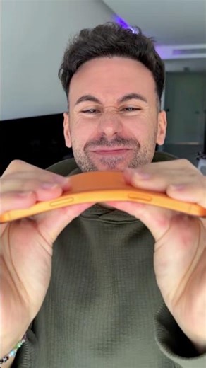 bending an iPhone 17 Pro Max 😤