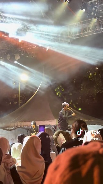 Sakit by Yonnyboii kt Universiti Malaya #universetourmalaya #um #universitimalaya #concerts #yonnyboii #yonnyboiisakit #yonnyboiilive #fancam #fancamyonnyboii