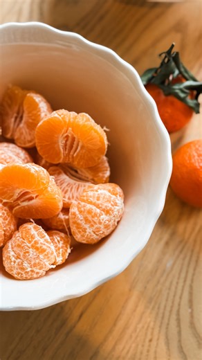 Marie - Charlotte Collet on Instagram: "🍊 Chocolats de Noël à la clémentine 🍊 Ingrédients 250 ml de jus de clémentine 30 g de fécule de maïs 40 g de sucre 1 tablette de chocolat noir pour l’enrobage Préparation Préparez le jus de clémentine, personnellement j’ai utilisé une centrifugeuse,mais vous pouvez aussi presser ou mixer les clémentines. Passez impérativement le jus à la passoire fine pour obtenir un jus lisse. Versez le jus dans une casserole, ajoutez la fécule de maïs et le sucre. Méla