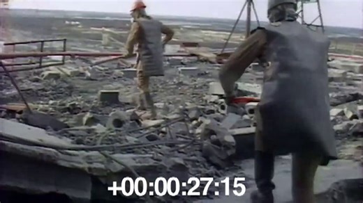 Este es un video genuino grabado en septiembre de 1986, donde se ve cómo el régimen soviético envió hombres a la central nuclear de Chernóbil con trajes de plomo, para limpiar con pala escombros altamente radiactivos dentro del reactor destruido número 4, bajo una radiactividad extrema.En los regímenes comunistas la vida vale muy poco: lo importante es el partido y la revolución, y el individuo es tratado como un simple número.Por eso siempre se ve cómo en ese tipo de gobiernos la vida humana es