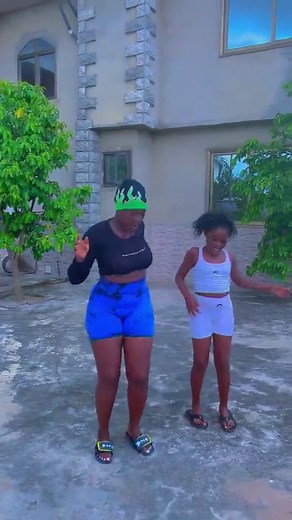 dancing with my little sister 🍓